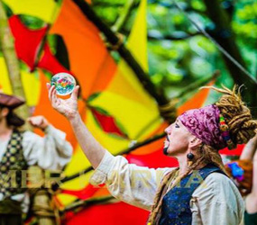 PIRATE JUGGLERS - SEAPEARL JUGGLER HIRE